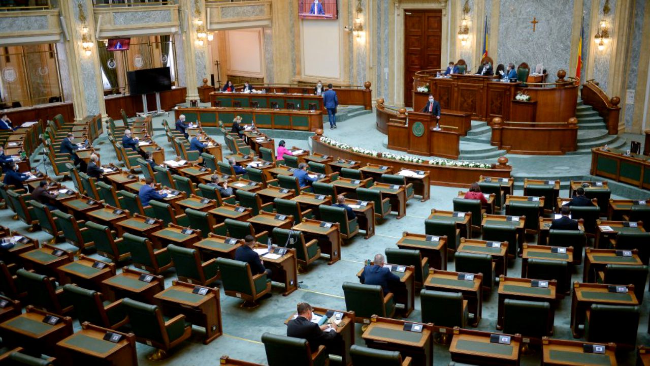 8 ȘTIRI DE LA ORA 8. Plenul Parlamentului ar urma să se reunească joi pentru moțiunea de cenzură.  O nouă ședință a Birourilor permanente reunite la ora 10