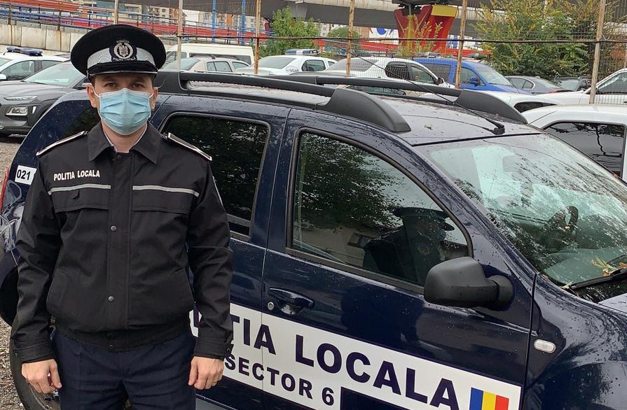 Un polițist a primit un pumn în față de la o femeie pe care a vrut să o sancționeze că nu purta mască