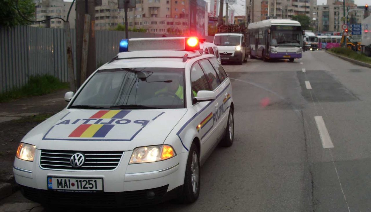 Incident șocant la Craiova. Polițiștii, bătuți măr după ce au reținut un șofer băut (VIDEO)