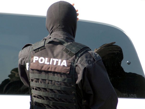 Zeci de mașini de lux furate din străinătate au ajuns în România. Percheziții la lideri ai clanurilor Sportivii și Duduianu, care ar fi înregistrat autoturismele cu acte false