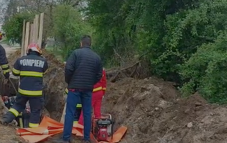 Un muncitor a fost prins sub un mal de pământ, în timp ce muncea. Tânărul a decedat – VIDEO