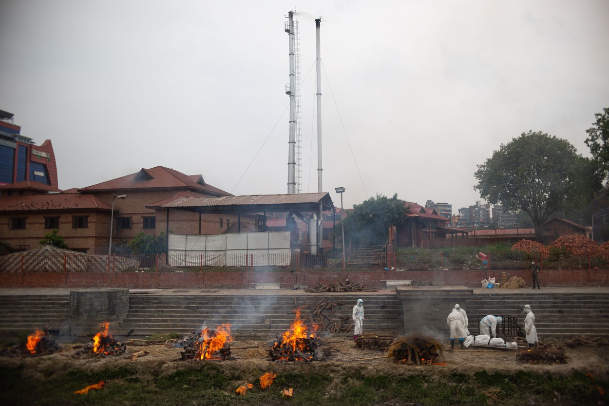 Numărul de cazuri de COVID-19 crește vertiginos în Nepal. Specialiștii se tem că țara ar putea deveni „a doua Indie”