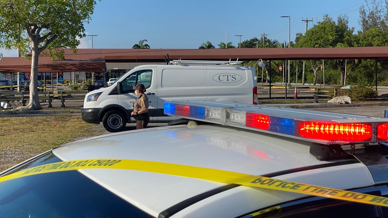 Atac armat în Florida. Cel puțin doi morți și 20 de răniți
