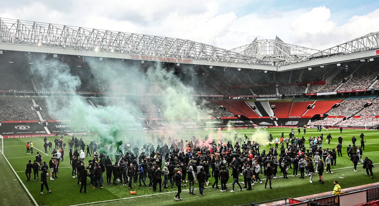 Protest faţă de patronul Manchester United. Sute de fani au invadat Old Trafford. Meciul cu Liverpool a fost amânat