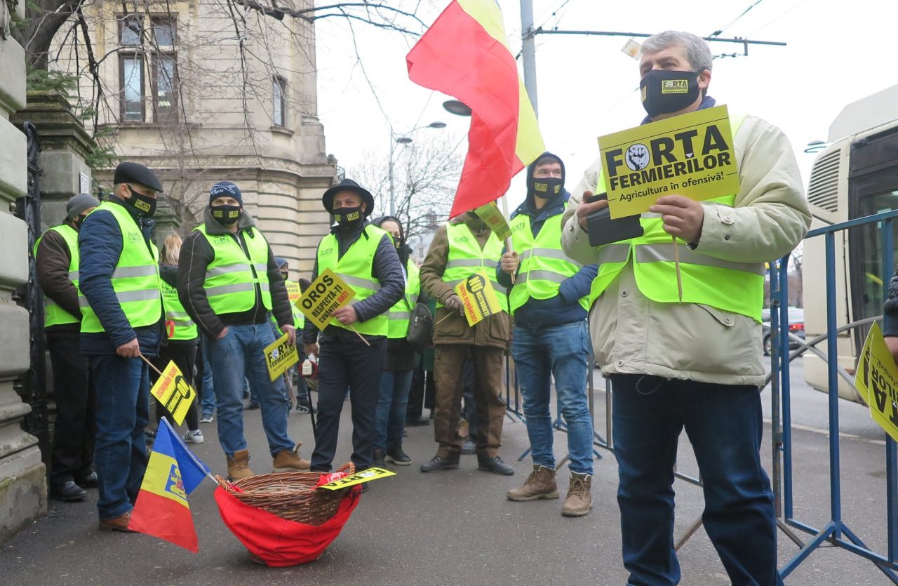 Protest cu tractoarele în Capitală. Fermierii iau cu asalt Palatul Parlamentului