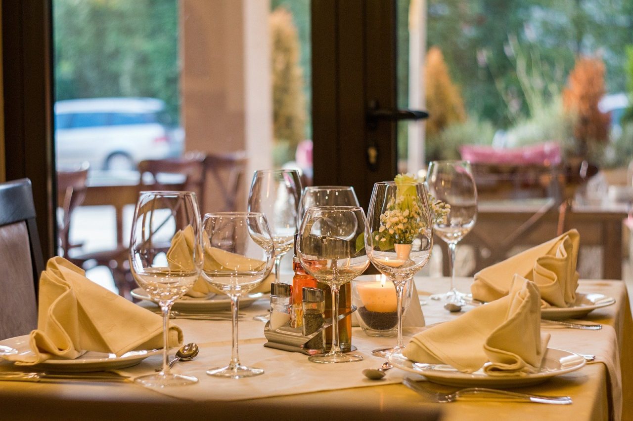 Antreprenorii din Bucureşti aşteaptă redeschiderea restaurantelor la interior: „E mai mult decât o minune, este gura de oxigen de care avem cu toţii nevoie”