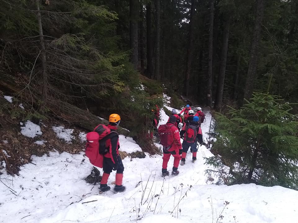 Turist blocat pe Valea Țapului, în Bucegi. A săpat o vizuină ca să supraviețuiască peste noapte