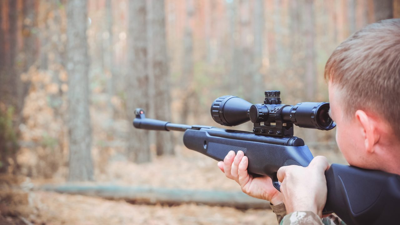 Bărbatul cu arma căruia un copil și-a împușcat mortal fratele de cinci ani a fost reținut