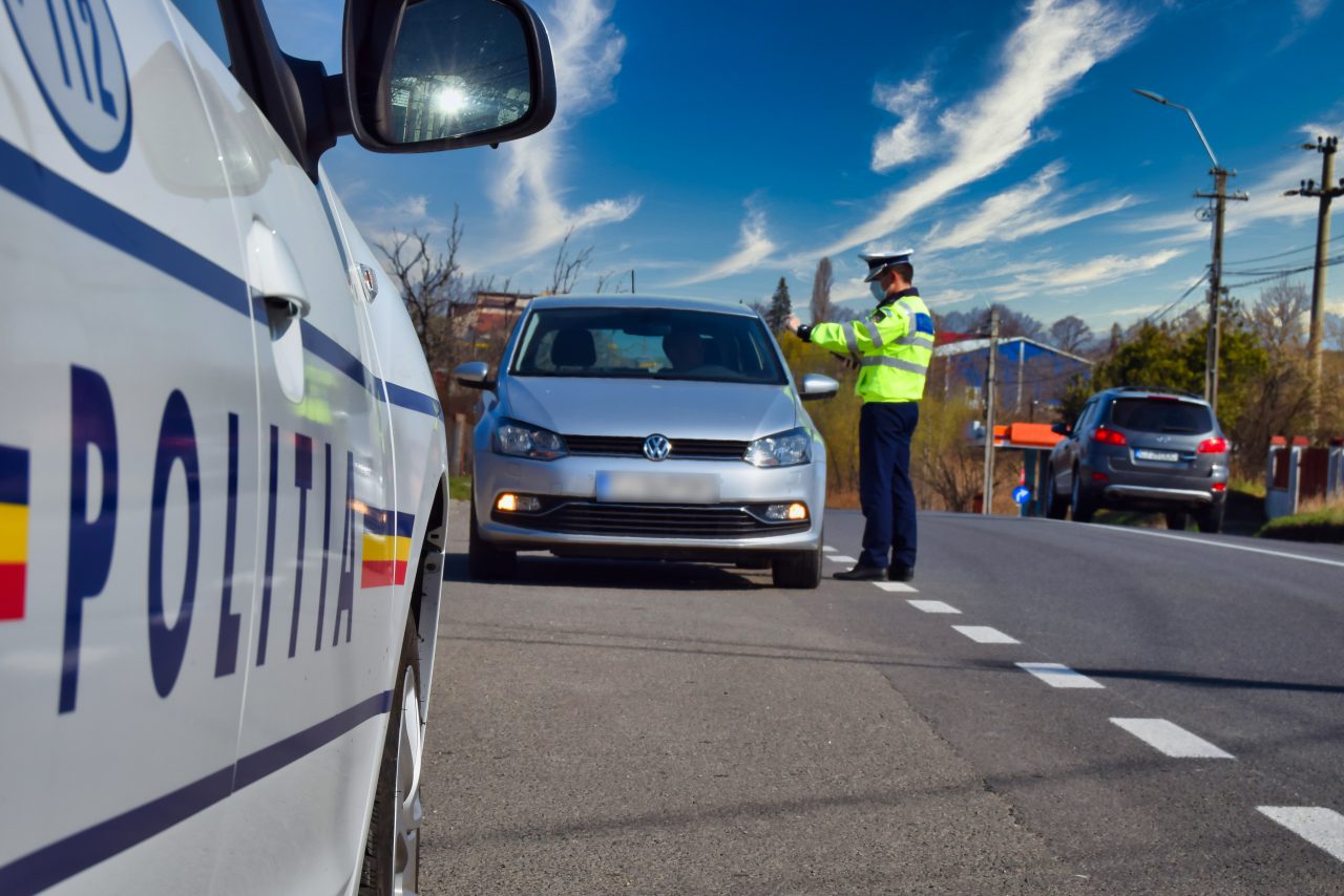 O polițistă de frontieră din Vaslui ar fi sărit la bătaie la colegii ei de la Rutieră, după ce a fost oprită în trafic