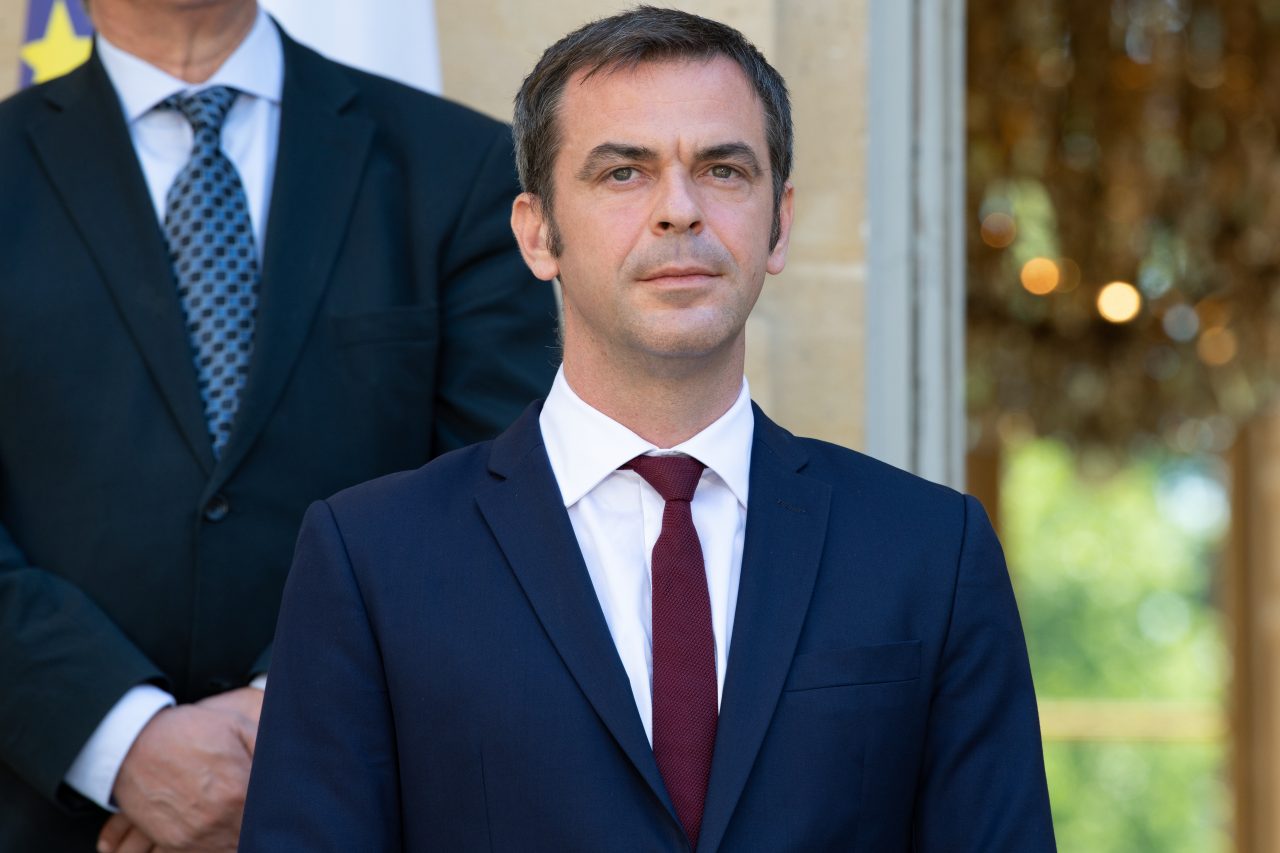 Ministrul francez al Sănătății s-a vaccinat cu Moderna, după ce la prima doză primise AstraZeneca