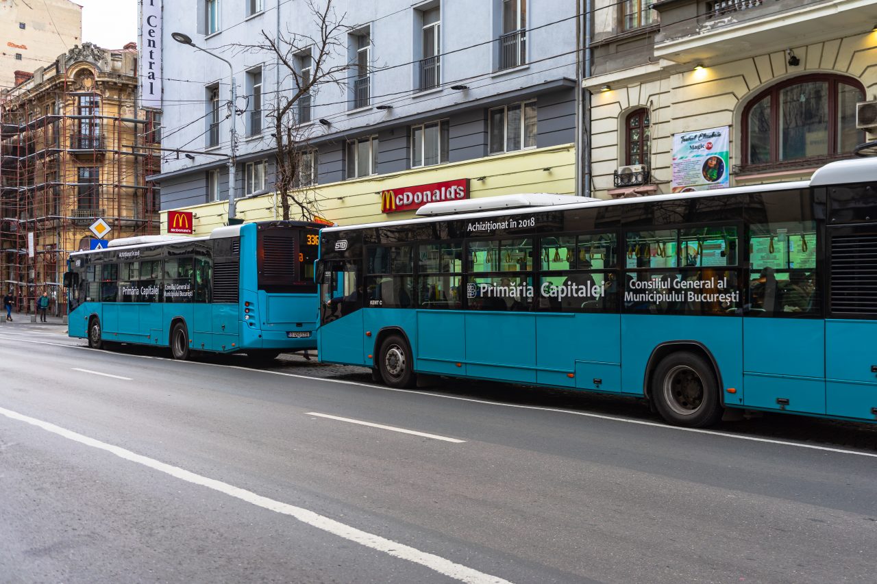 Călătorii dintr-un autobuz din București, atacați cu un cuțit de un bărbat. Agresorul, imobilizat de o echipă SRI