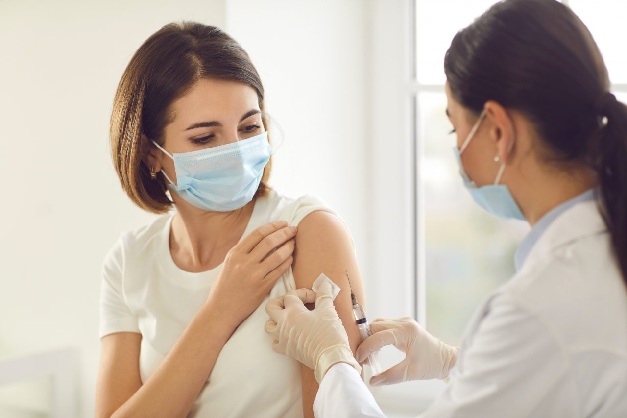 Maratonul vaccinării începe în București astăzi, în două locații. 50 de puncte deschise non-stop și autobuze STB care vor circula și noaptea