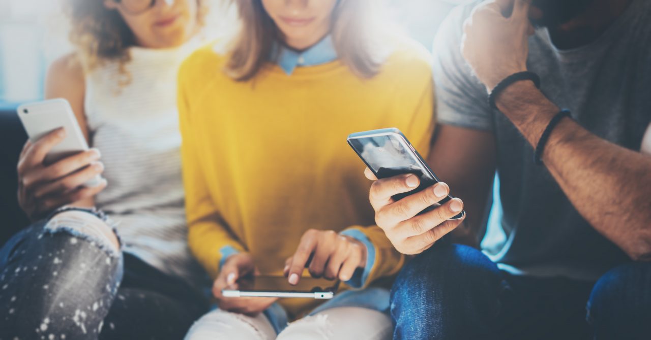 „Efectul cameleon”. De ce nu te poți opri din a-ți verifica telefonul? Oamenii de știință din Italia au descoperit motivul