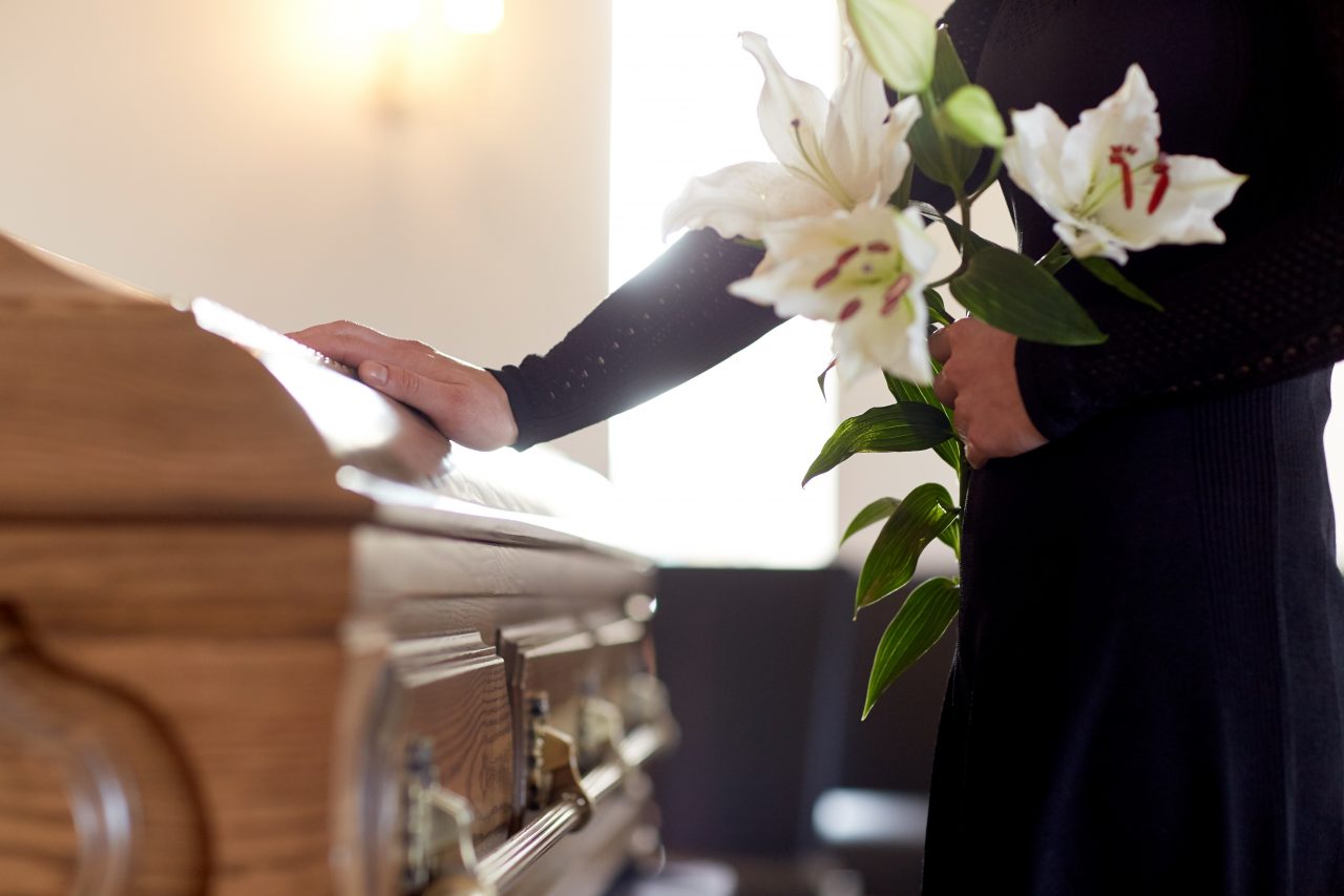 Caz șocant în Brașov. Sicriul unei femei, jefuit în capela cimitirului: „Au vrut să-i fure și dinții”