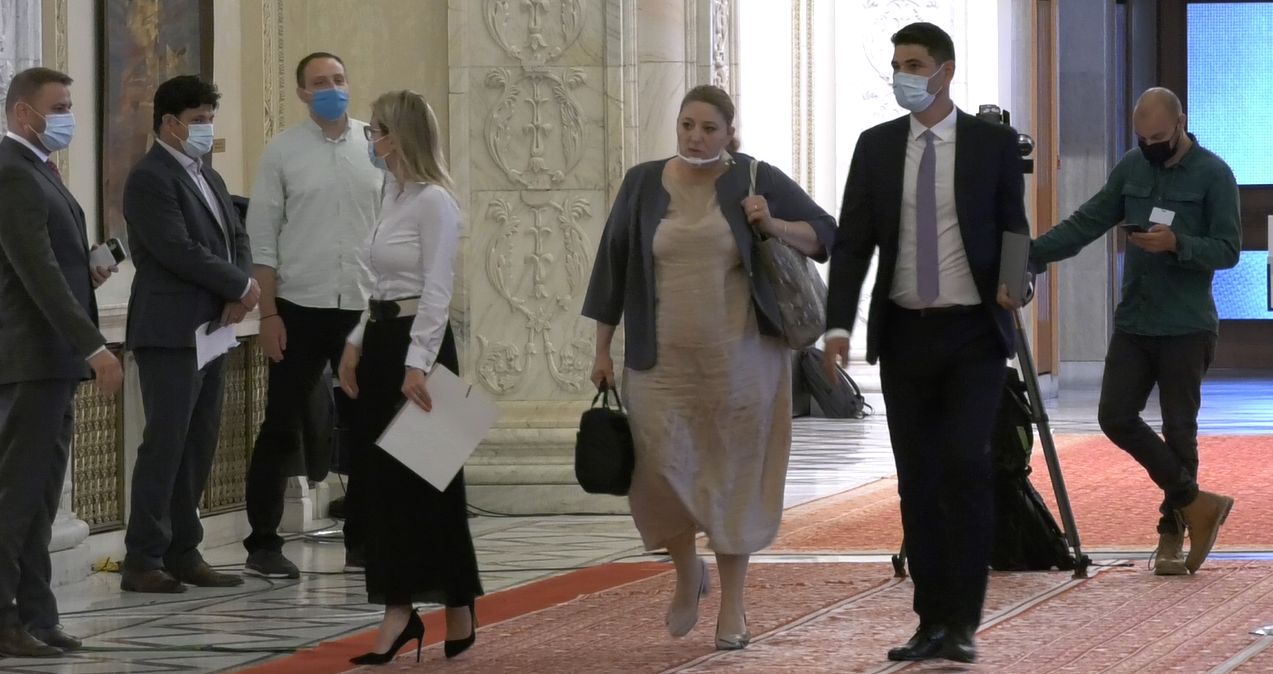 Senatoarea Diana Șoșoacă, dosar penal la DIICOT după ce a blocat activitatea unui centru de vaccinare. Parchetul General a declinat dosarul la crimă organizată