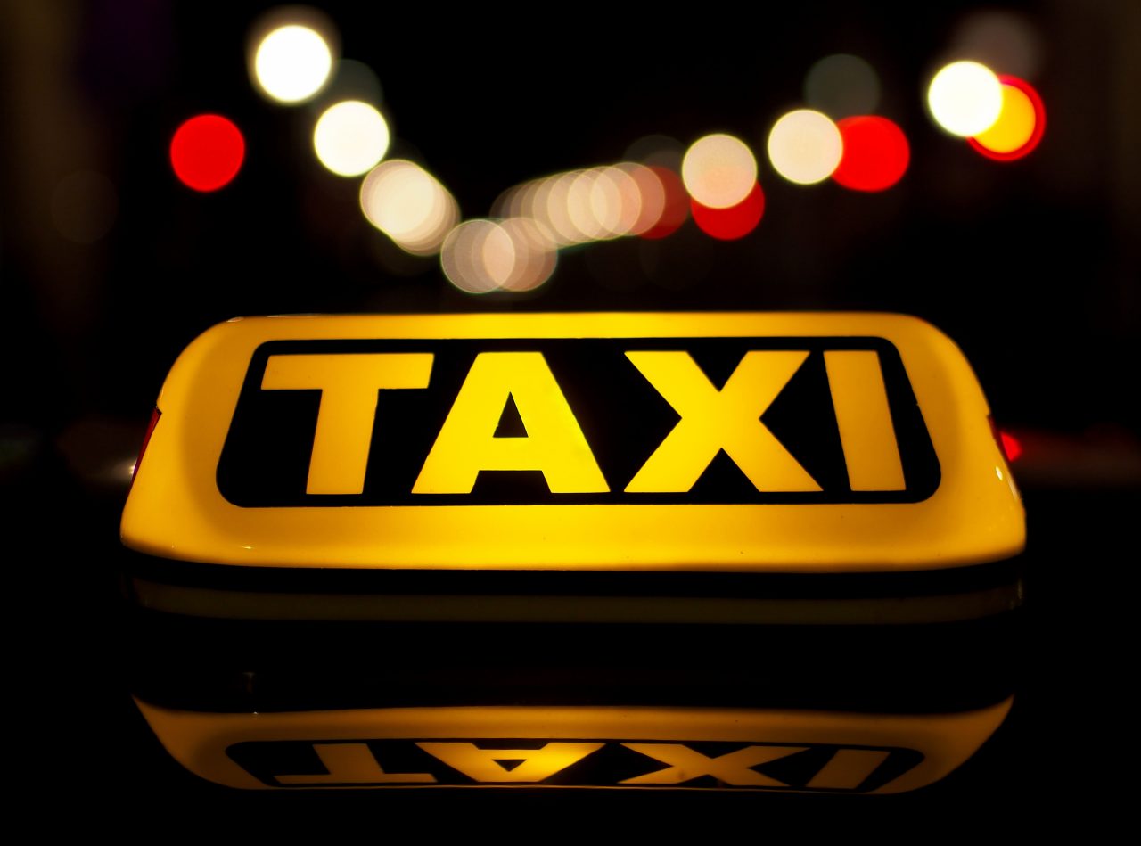 Taximetrist, lovit cu pumnul în cap şi lăsat inconștient pe stradă