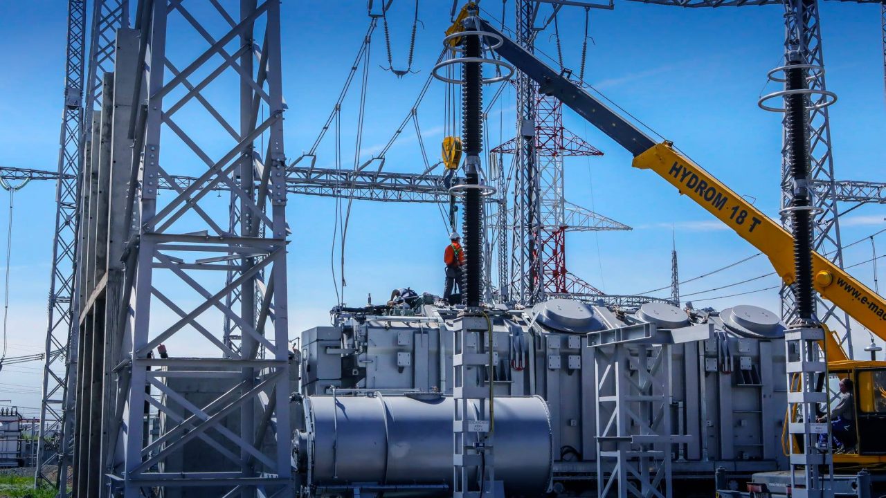 Consumul de electricitate depășește record după record pe fondul valului de caniculă cu care se confruntă România