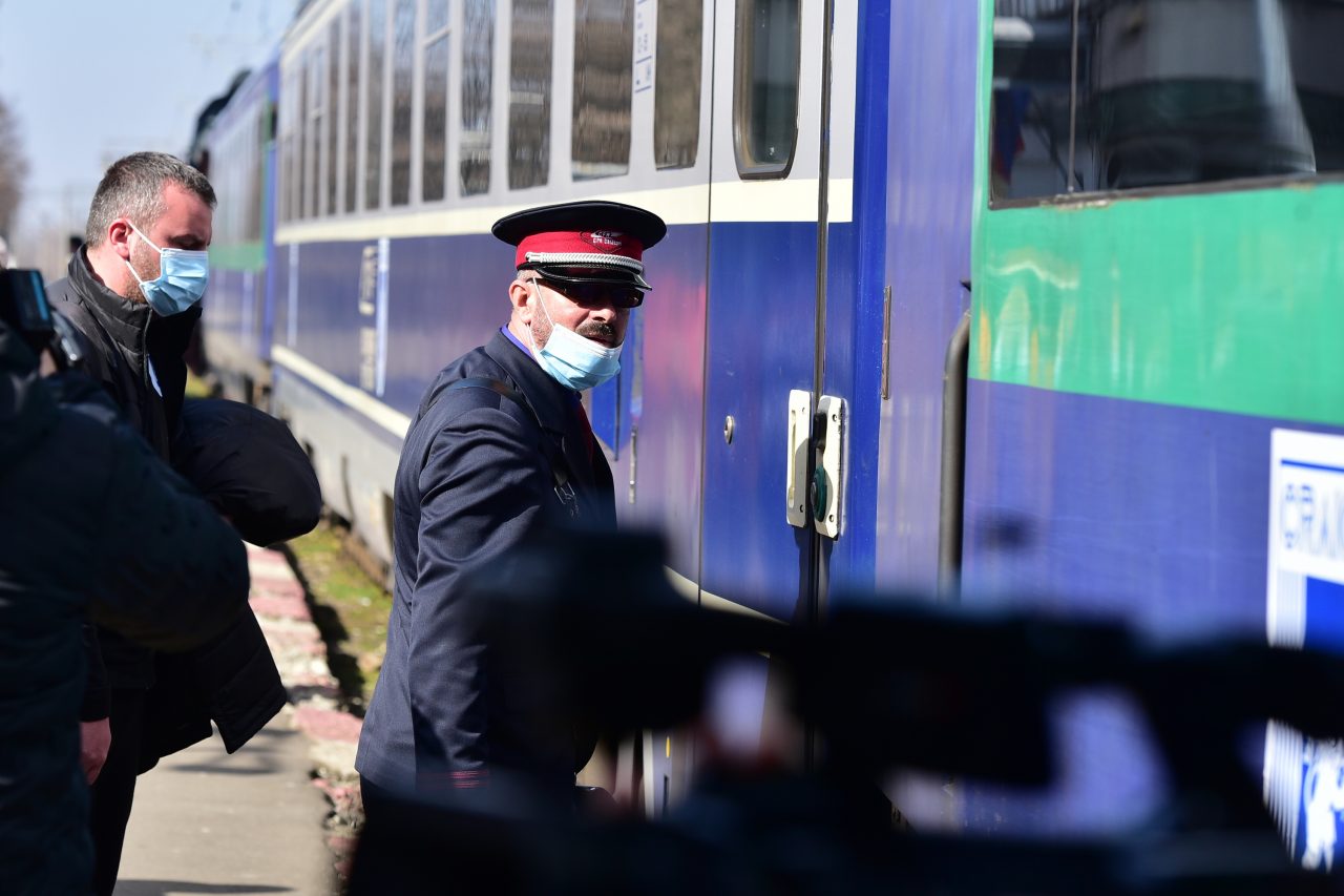 Incident feroviar. Un tren a agăţat cablurile de înaltă tensiune. Pasagerii au fost evacuați