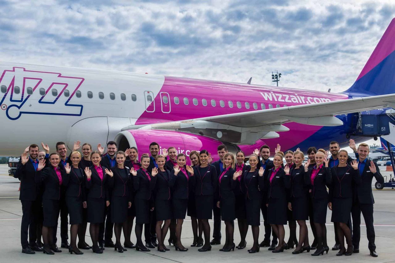Vrei să lucrezi ca însoțitoare de zbor? Află ce salariu primește o stewardesă la Wizz Air și Blue Air