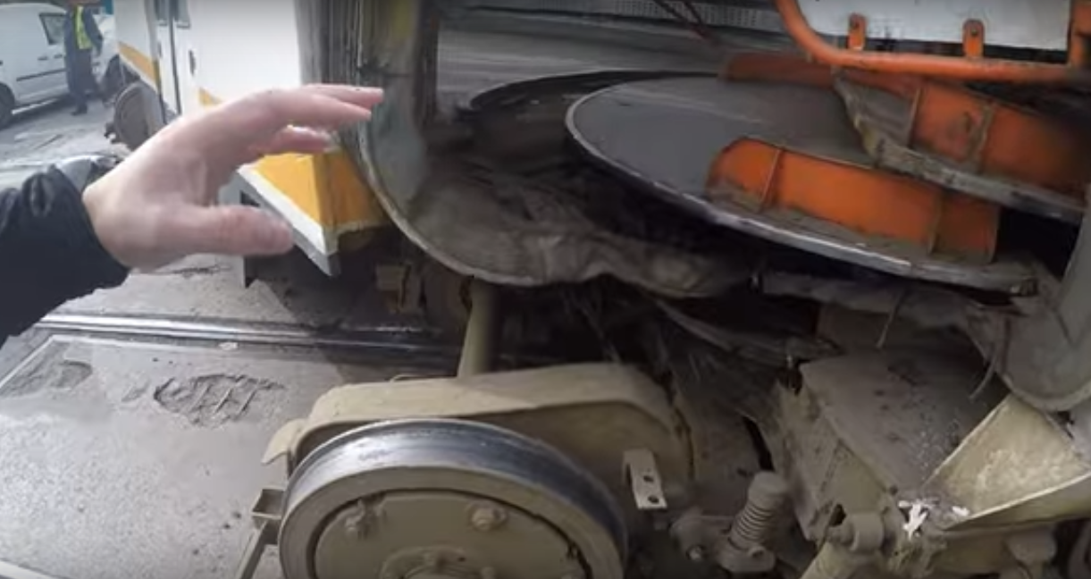 De ce este extrem de periculos să stai la mijlocul tramvaielor care deraiează: „Poți să mori strivit între fiare”