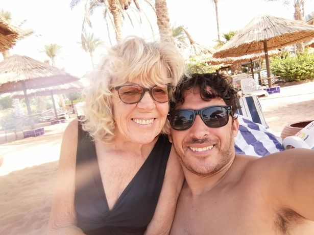 Iris și Mohamed, relație complicată. Ea are 81 de ani, el 36. Bătrâna suferă după soțul „blocat” în Egipt: „Vârsta nu e de partea mea, pot muri și mâine”