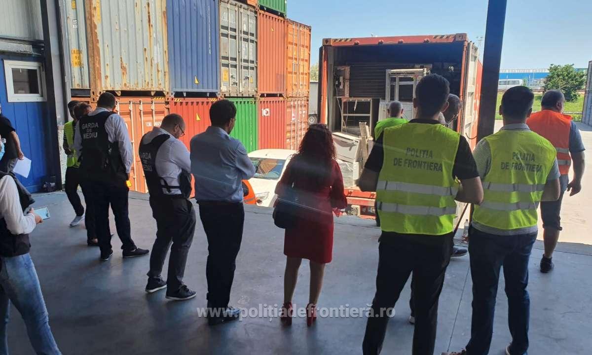Un container cu 9 tone de deşeuri din Marea Britanie, descoperit în Portul Constanţa
