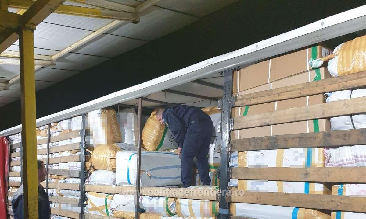Un român a fost prins în timp ce încerca să introducă în țară haine contrafăcute cu etichetele unor firme celebre. Marfa ar fi urmat să fie vândută cu un milion de euro | FOTO, VIDEO