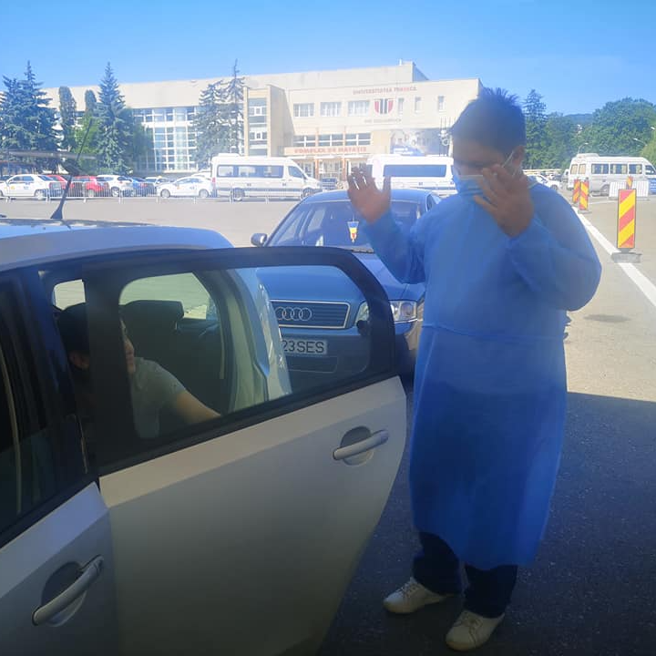 Medic la un centru de vaccinare: Doi pacienţi au venit să vadă acul, iar cineva a venit cu el de acasă. L-a căutat pe cel mai mic și l-a adus să-l folosim