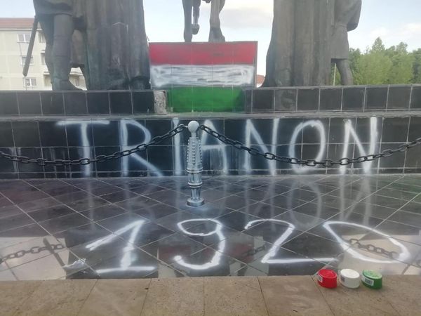 Patru adolescenți, cercetaţi pentru vandalizarea statuii lui Mihai Viteazul din Sfântu Gheorghe
