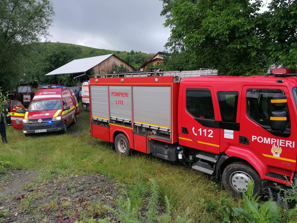 Patru familii dintr-o comună din Neamţ au refuzat evacuarea. Pompierii  le-au dus pâine și lapte praf persoanelor izolate