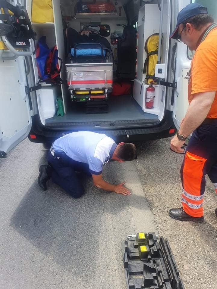 Gestul făcut de doi polițiști din Alba. Au ajutat o ambulanță să ajungă de urgență la spital