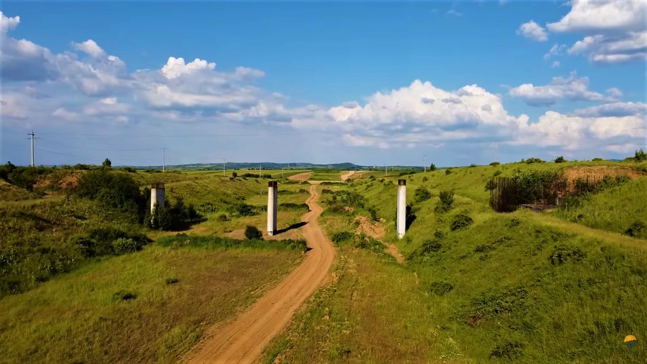 Buruieni și rugină pe un tronson din Autostrada Transilvania. Imagini revoltătoare cu paragina de la fața locului