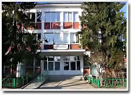 Mărturiile elevului care a sărit de la etajul unei școli, după ce a fost umilit de colegi: „M-au supărat și m-am aruncat pe geam”