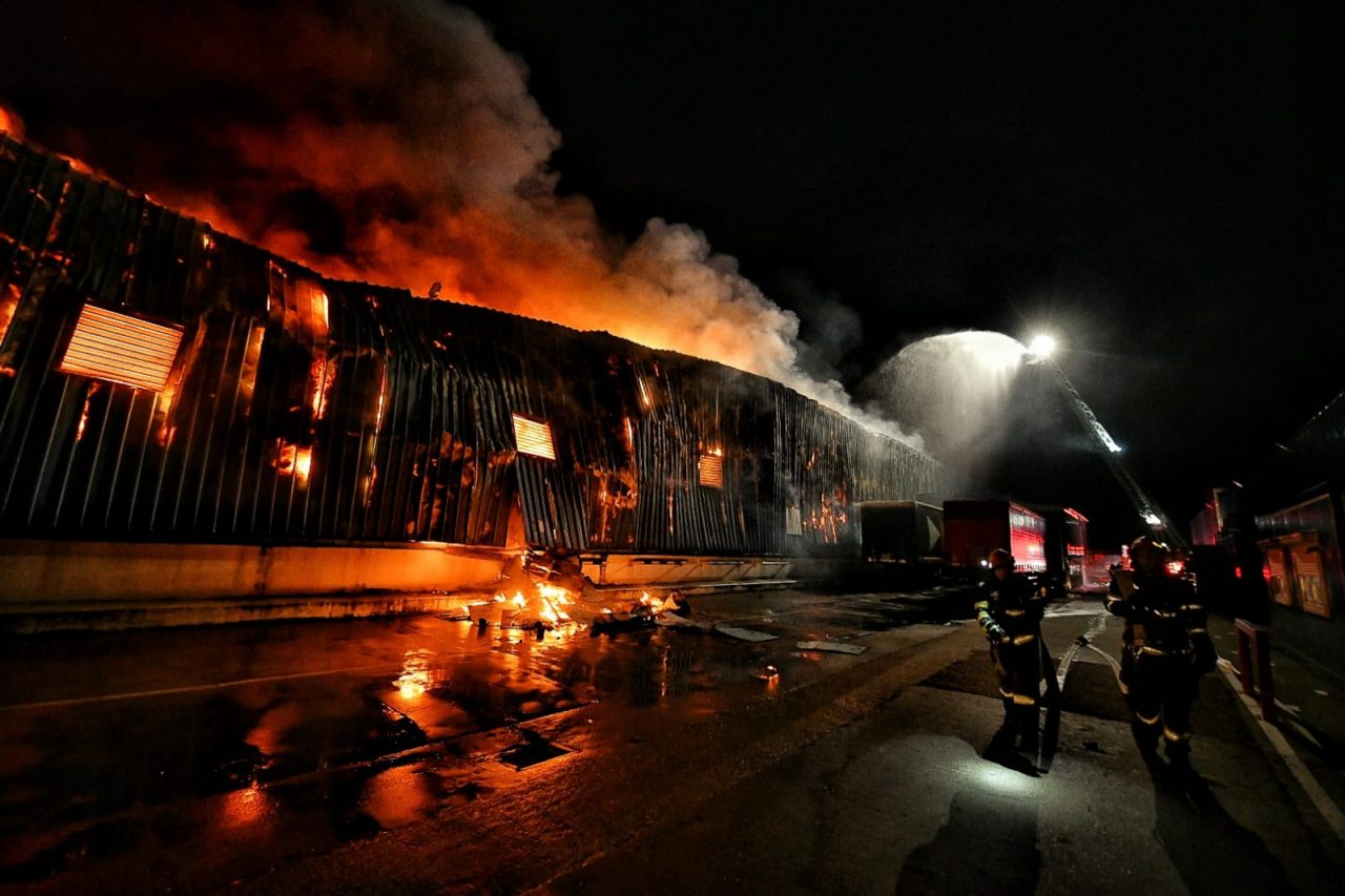Incendiu în Timiș, la hala unui producător de frigidere (Galerie FOTO&VIDEO)