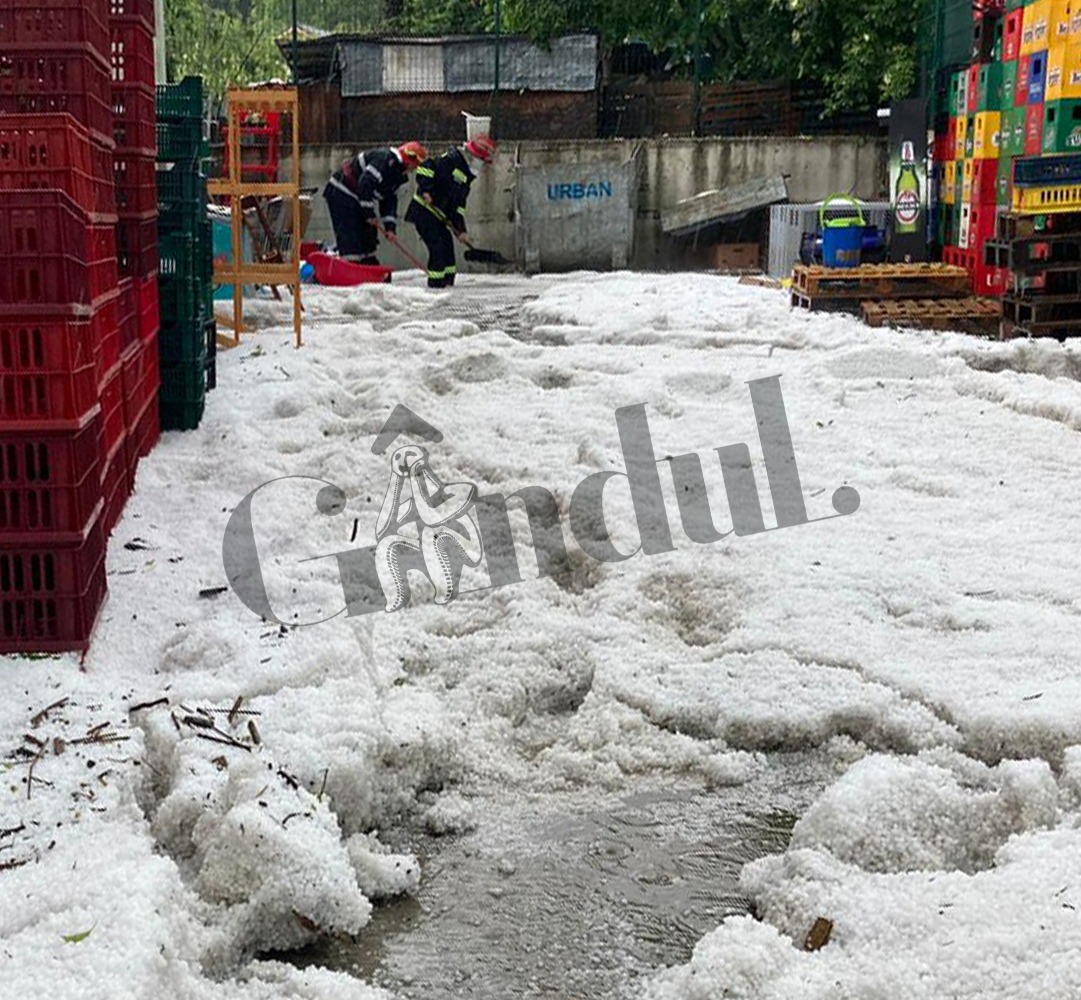Fenomene meteo extreme în Neamț după ploaia cu grindină: Fotografii cu „zăpadă” depusă în toiul verii au fost distribuite pe internet