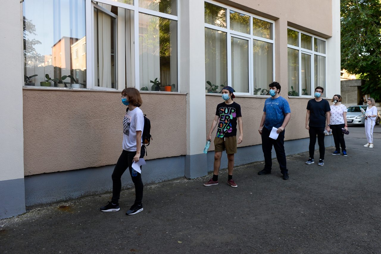 8 ȘTIRI DE LA ORA 8. Peste 125.000 de absolvenți de liceu susțin miercuri proba la alegere a profilului și a specializării în cadrul examenului de Bacalaureat