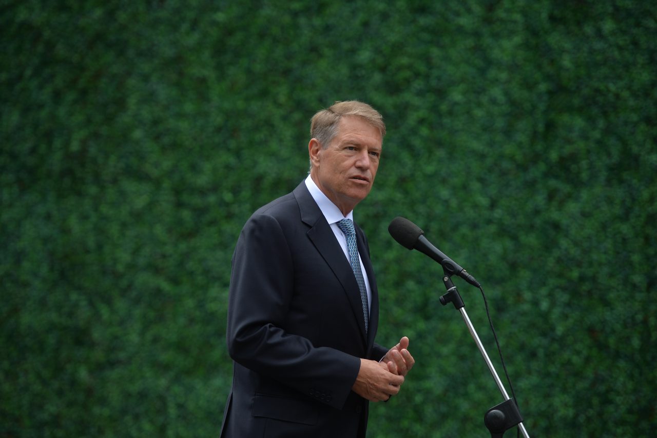 Președintele Iohannis a decorat trei supraviețuitori ai Pogromului de la Iaşi