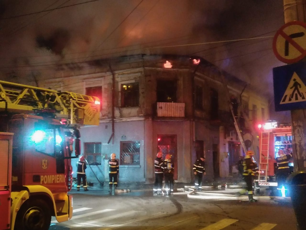 VIDEO| Incendiu puternic la o casă din București. Patru oameni au ajuns în stare gravă la spital, iar unul a fost găsit mort în pod