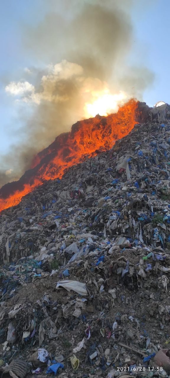 Groapa de gunoi a municipiului Sighișoara a luat foc. Zona, aproape de un dezastru ecologic