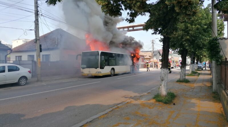 Un autobuz cu pasageri a luat foc în orașul Târnăveni, din județul Mureș (FOTO-VIDEO)