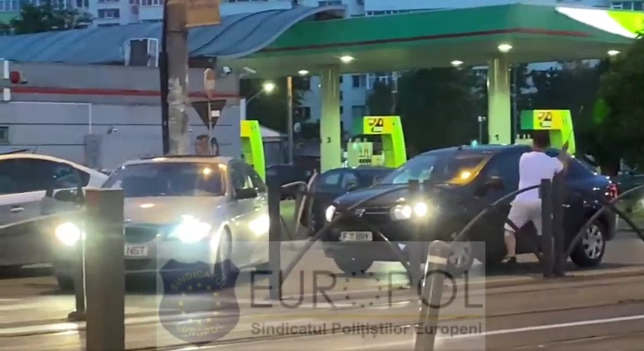 Imagini teribile filmate în București. A blocat un bulevard cu BMW-ul și apoi s-a năpustit asupra mașinii din spate (VIDEO)