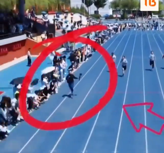 Un cameraman a câștigat o cursă de atletism din China, deși nu participa la competiție. El doar o filma și a ajuns la „Finish” înaintea sportivilor (VIDEO)