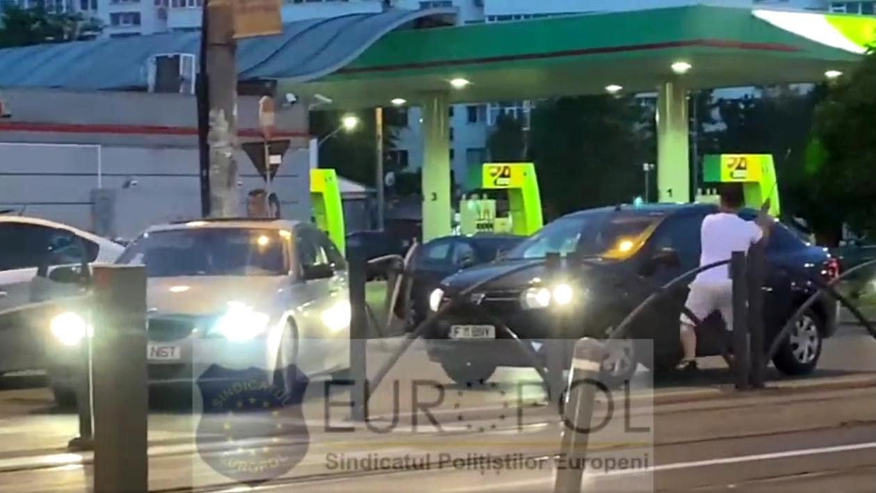 Șoferul de BMW care a atacat cu crosa un șofer de Logan a fost reținut. Aceeași măsură, dispusă și pentru prietena sa, care a lovit oglinda cu piciorul