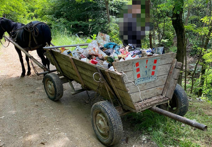 Ce a pățit un căruțaș, după ce a fost prins de jandarmi că aruncă gunoiul în pădure. Un alt bărbat a fost surprins aruncând deșeuri din construcții pe malul unui râu (FOTO)