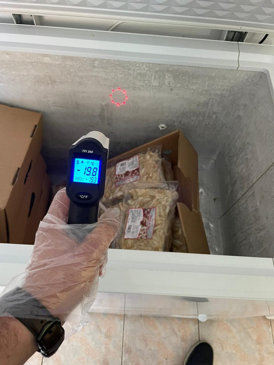 Peste 4,2 tone de carne și alimente neconforme, confiscate în stațiunile de pe Valea Pravovei și din Brașov, înainte de Revelion