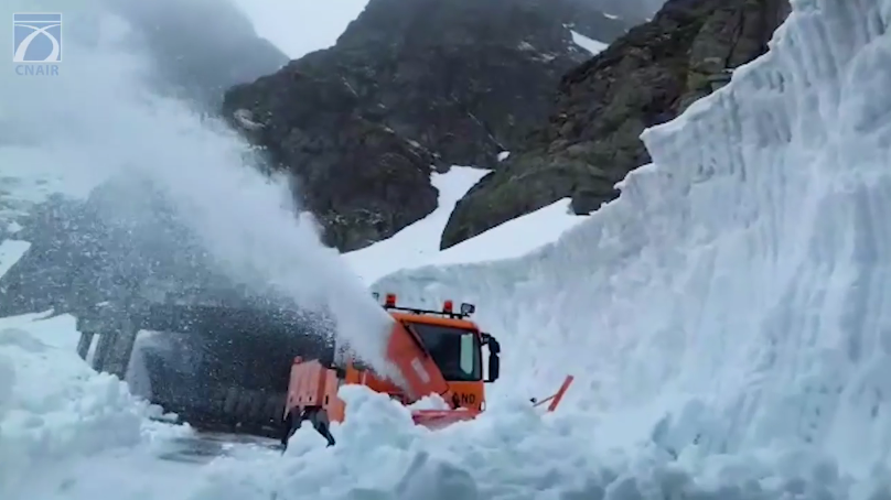 Zăpadă de opt metri pe Transfăgărășan, drum care ar trebui să fie deschis pe 1 iulie. Drumarii intervin cu freze și excavatoare (VIDEO)