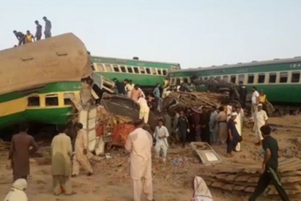 Tragedie în Pakistan. Cel puţin 30 de persoane au murit după ce două trenuri au intrat în coliziune