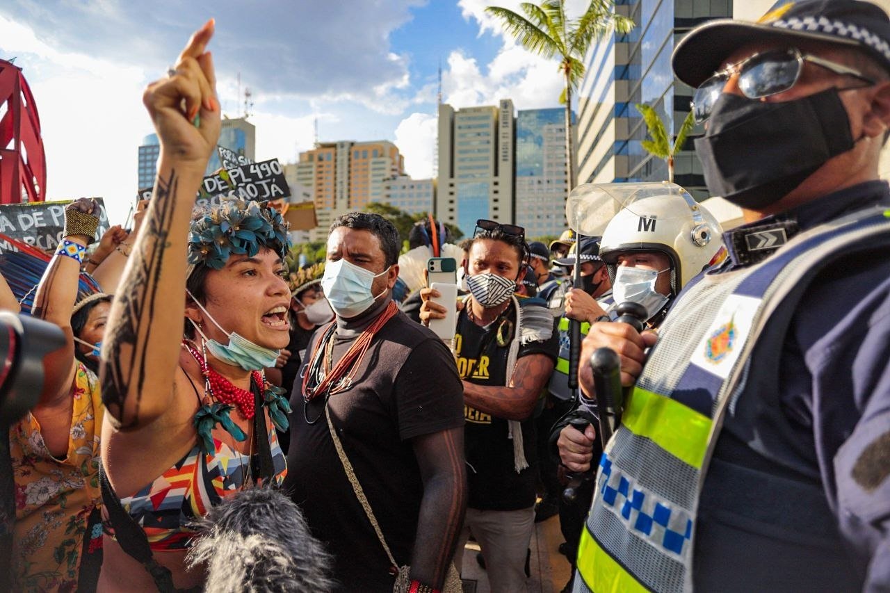 Lupte de stradă în Brazilia, indigenii au încercat să ia cu asalt clădirea Parlamentului (VIDEO)