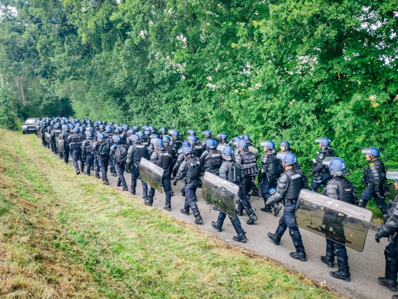 Măcel la o petrecere în Bretania, Franța. Sute de oameni s-au bătut cu polițiștii care au venit să întrerupă distracția (VIDEO)