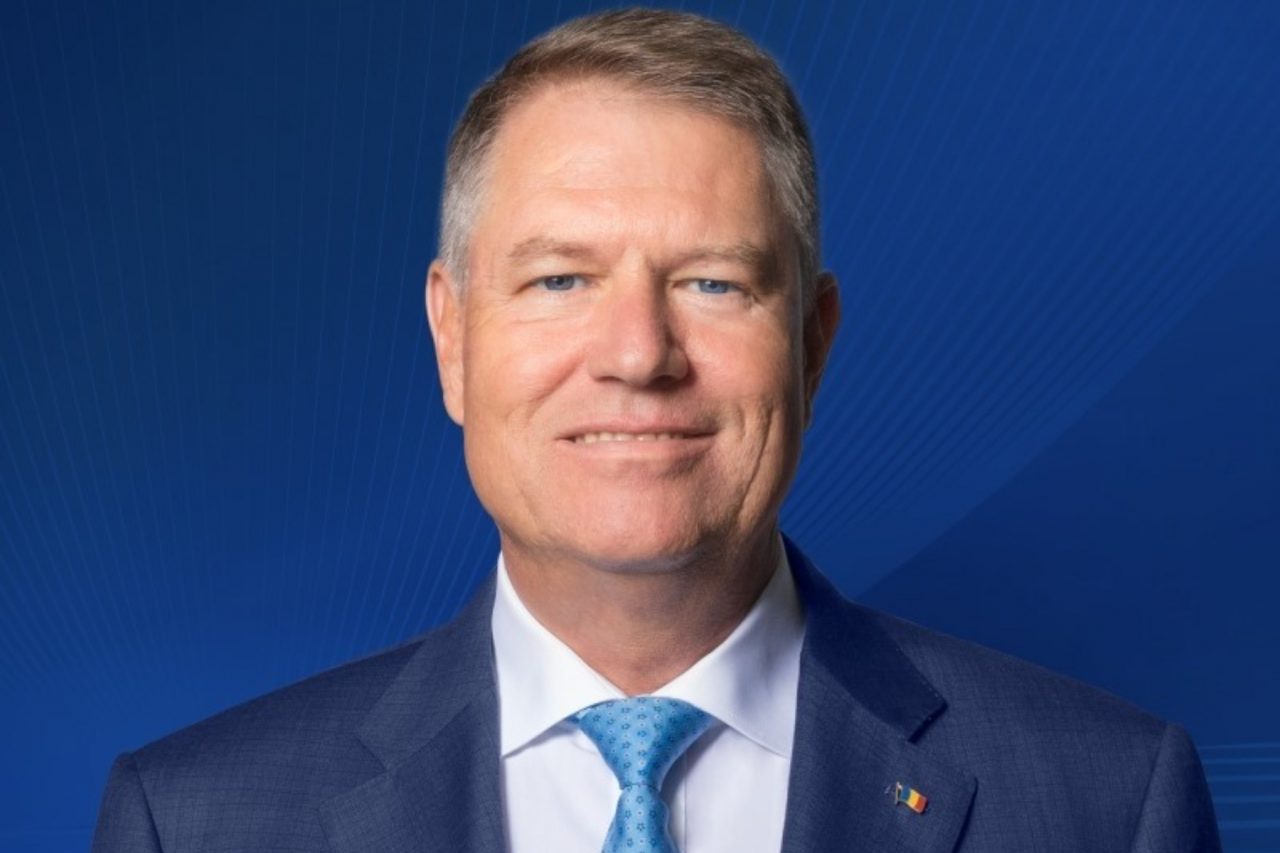 Klaus Iohannis marchează Ziua Copilului cu o fotografie de când avea 17 ani: „Amintire din copilărie” – FOTO